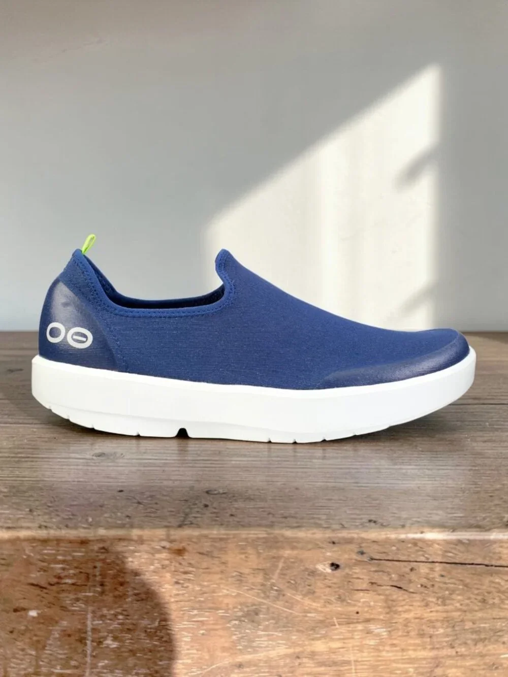 (New) OOFOS – OOmg eeZee Low Recovery Shoes (Navy) – Women's 9
